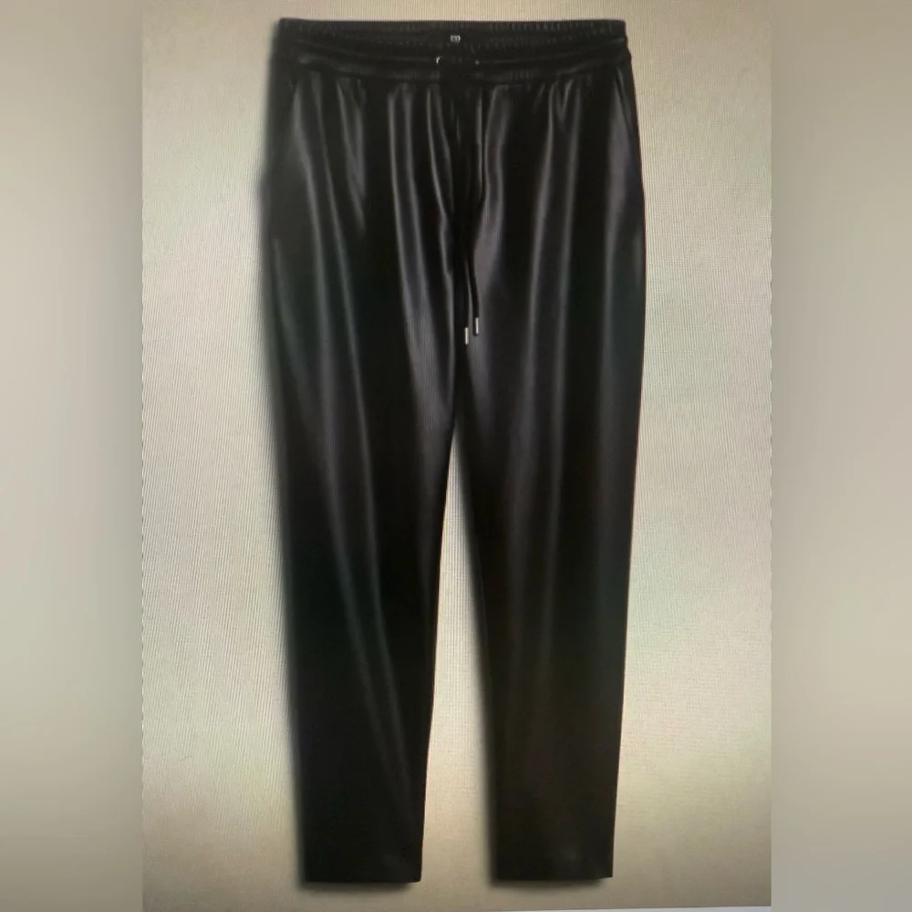 Banana Republic Womens Slim Vegan Leather Jogger | Black Size Medium - Picture 2 of 6